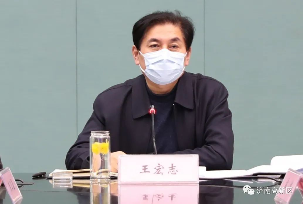 王宏志指出,目前财政收入形势十分严峻,但是在严峻的形势中也有很多的