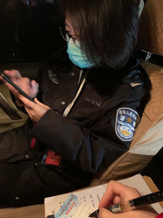 致敬了不起的她记住伊通女警贾勇阻疫的一天