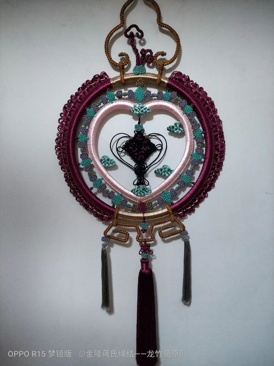 绳结采用五颜六色的线,通过"结,绕,缠,编,抽"等循环有序的编织而成,其