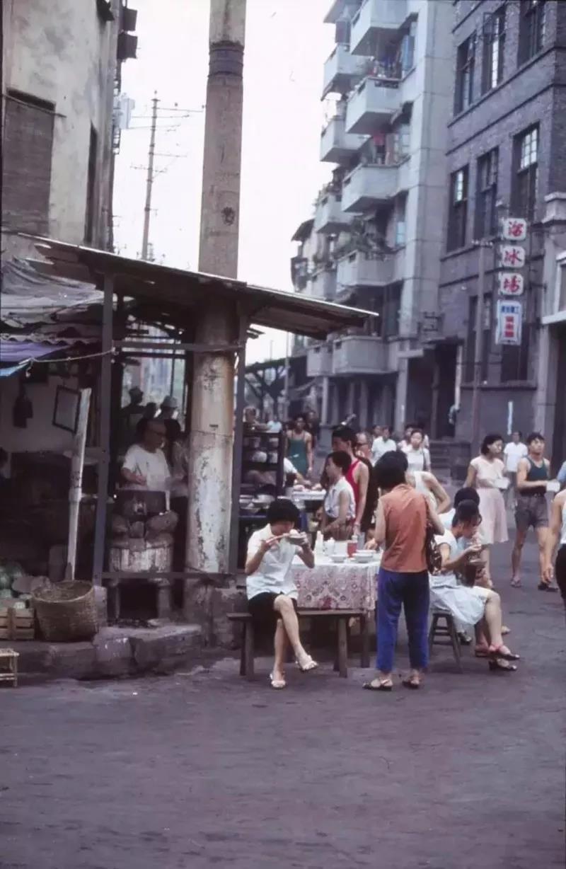 1980年代,武汉人在街头过早