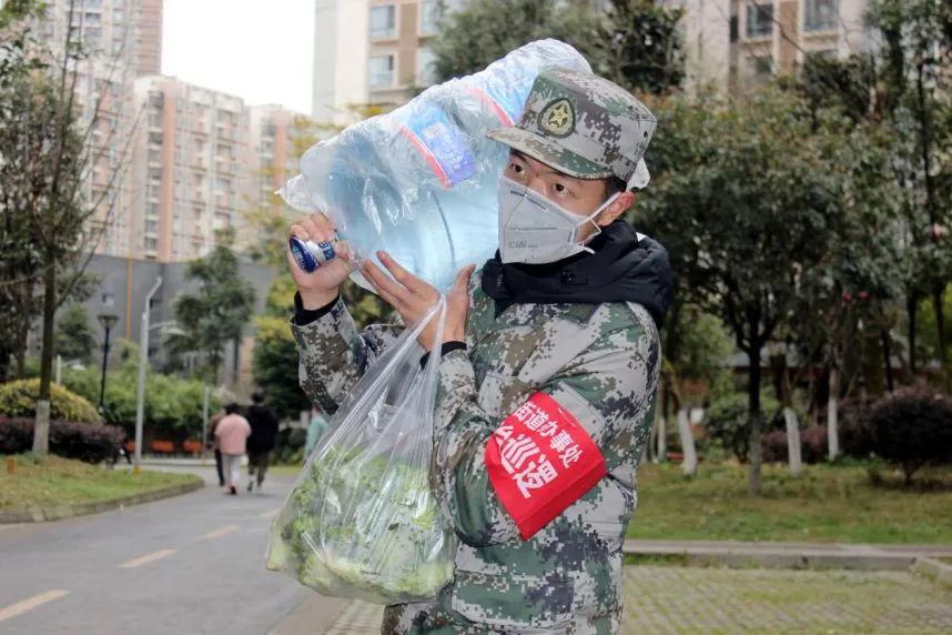 退伍不褪色龍泉驛90後退役軍人黨員辭職去抗疫