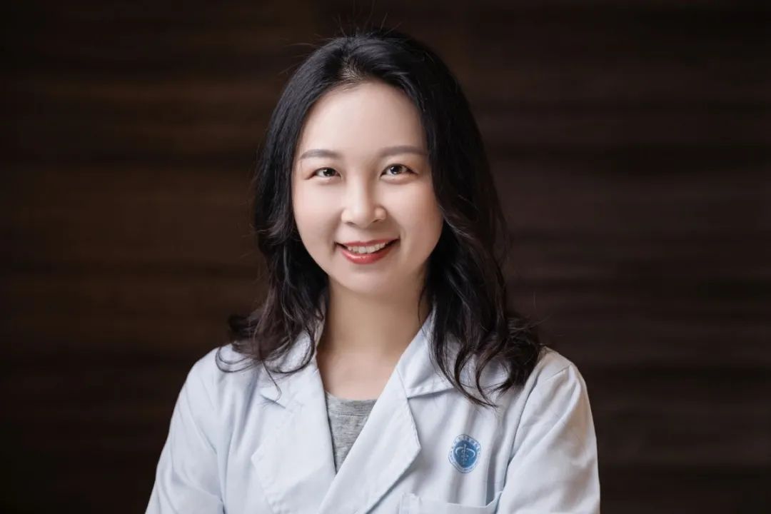 主动请缨,与重症医学科主管护师陈文静,胸外科主管护师胡荣3名"巾帼"