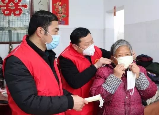 红色——志愿者彩色的江阴用自己的行动拼出了一个许许多多的人在这场