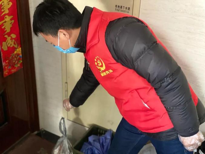 红色——志愿者彩色的江阴用自己的行动拼出了一个许许多多的人在这场