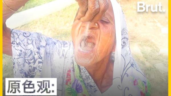 这位印度老妇为何常把沙子当饭吃？