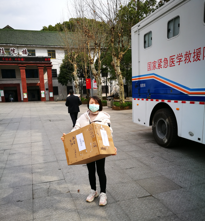 张燕把物资送到贵州医科大学附属医院