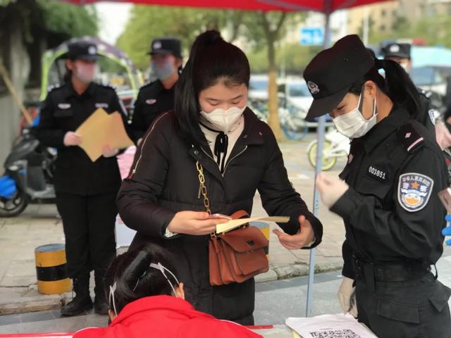 女特警背影图片