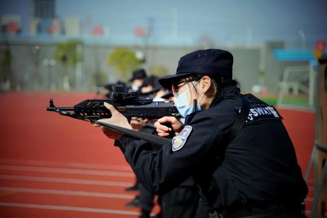 女特警背影图片