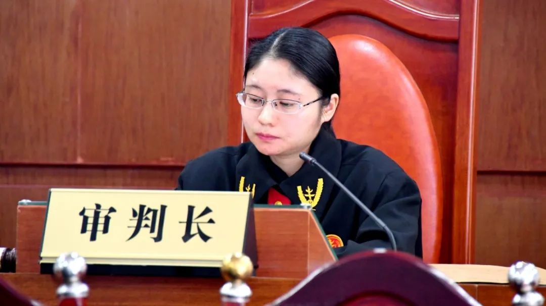 她们是服务审判的行政后勤……她们是维护秩序的法警她们归纳整理的