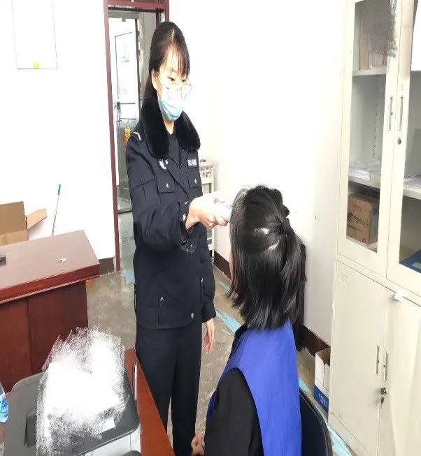 新区看守所女警于芳在疫情发生后,第一时间报名封闭工作.