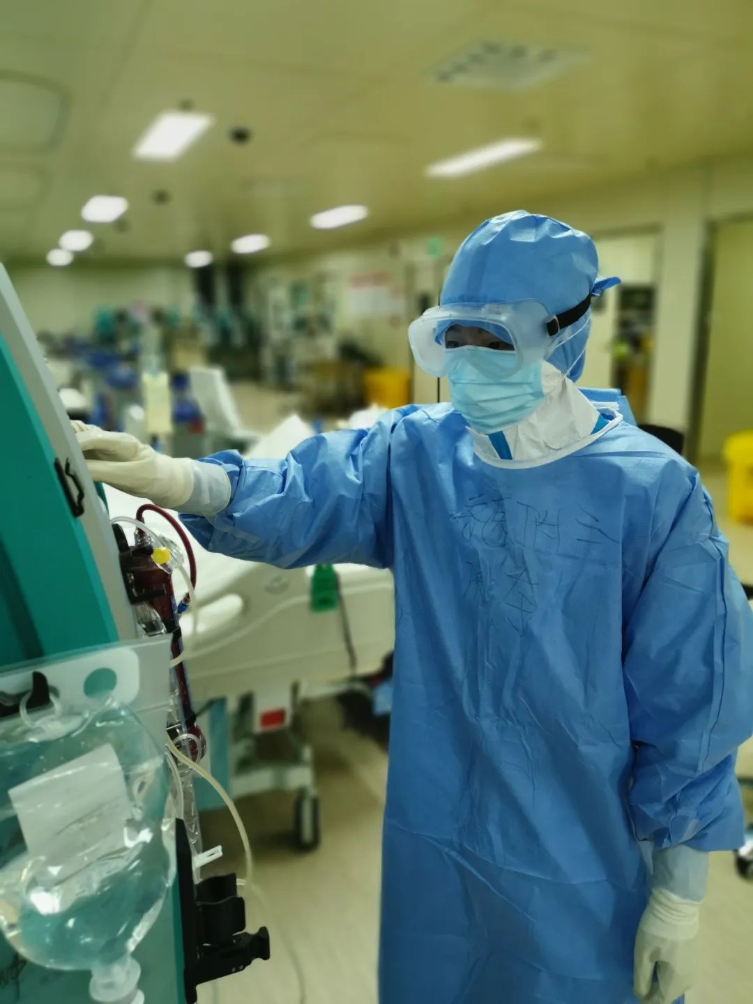 三八节特稿|白衣战士 铿锵玫瑰:母亲 妻子 女儿