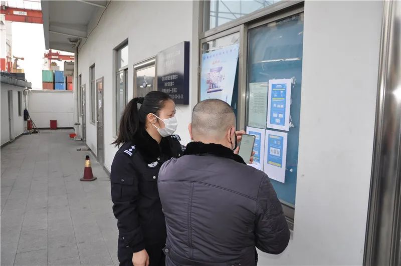 交警支队民警魏茹,文职洪晨露为支队民警测量体温支队民警的健康就是