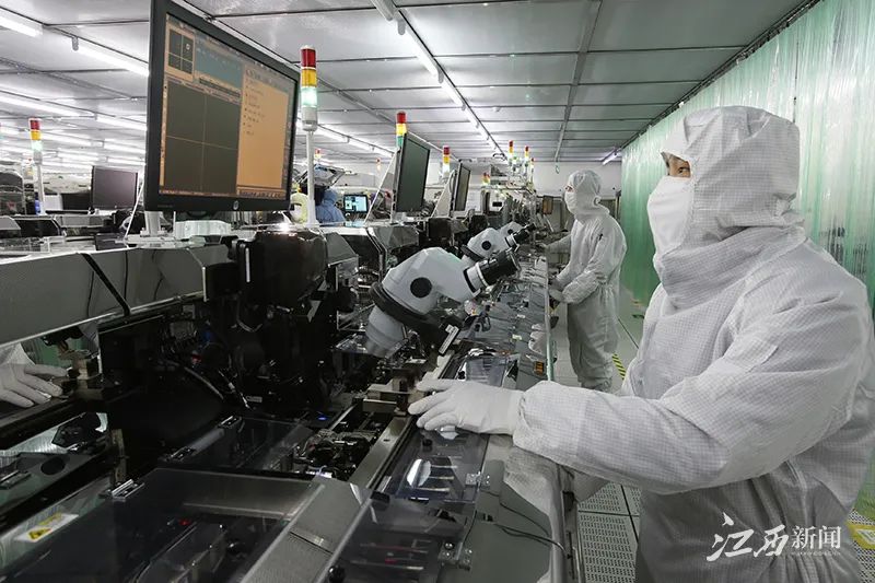 位于南昌国家高新技术产业开发区的江西联创电子有限公司生产车间谀 