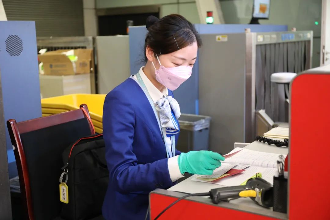 战疫女神致敬杭州机场最美她力量