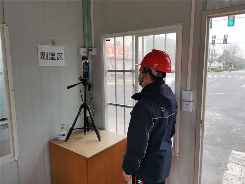记者在嘉定黄渡大居项目工地现场看到,戴着口罩的工人在测温区的感应