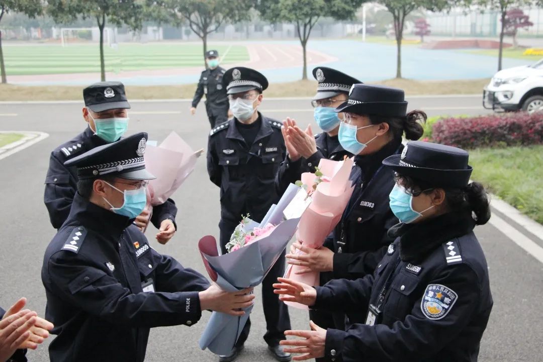 女性专属节日里,崇州监狱的女民警们选择以坚守岗位这种特殊的方式,来