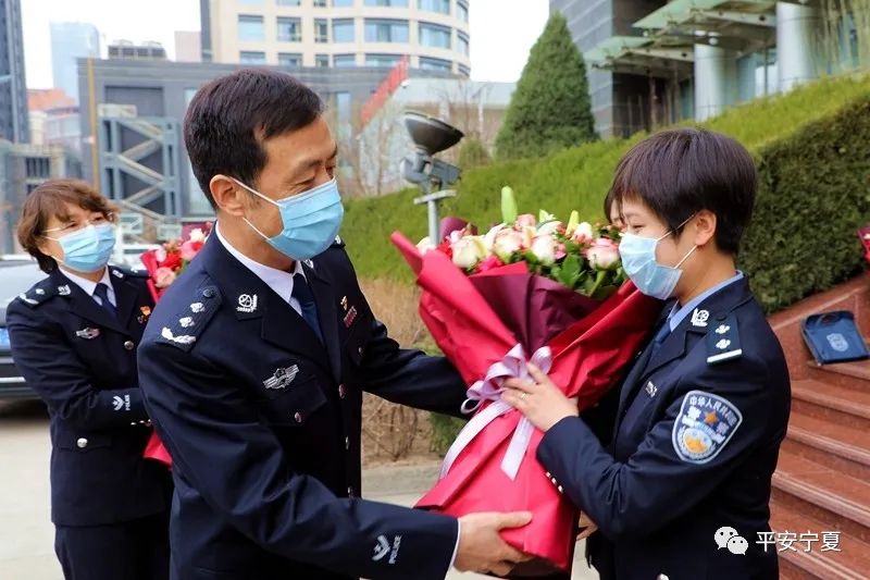 谢永春看望慰问坚守岗位的女警代表们