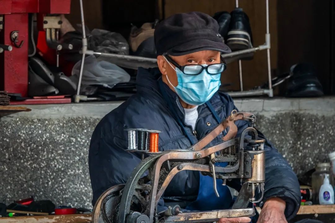 2020年2月27日,成都金牛区交桂巷,修鞋师傅在忙碌着活计.