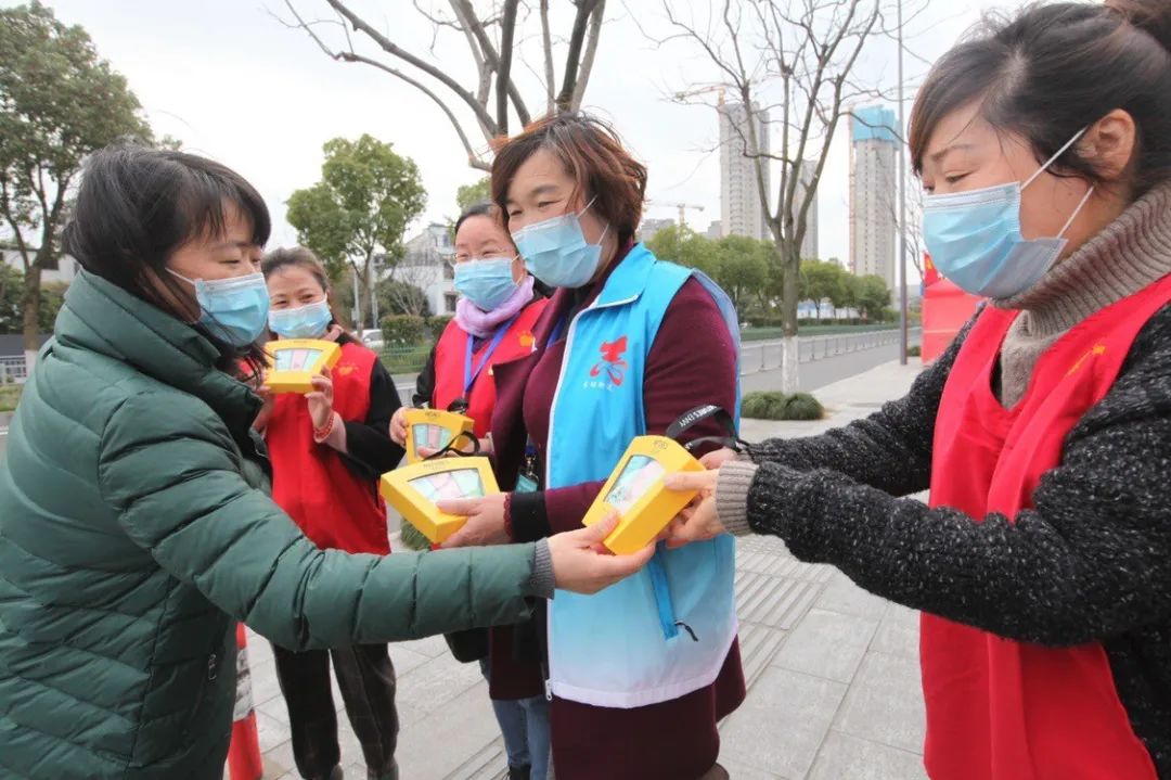 3月6日,东郊街道党工委书记金菲惠到各个执勤岗点慰问市,区,街道和