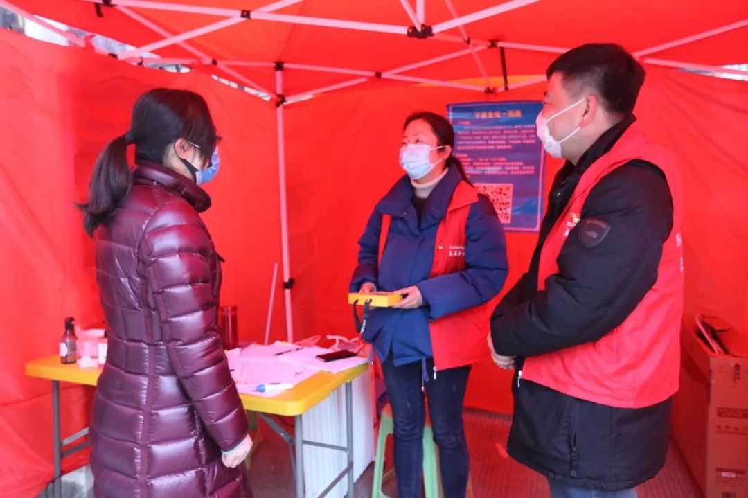 3月6日,东郊街道党工委书记金菲惠到各个执勤岗点慰问市,区,街道和