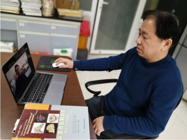 第一次做网络主播,动物医学院陈耀星教授既新奇又有莫名的紧张.