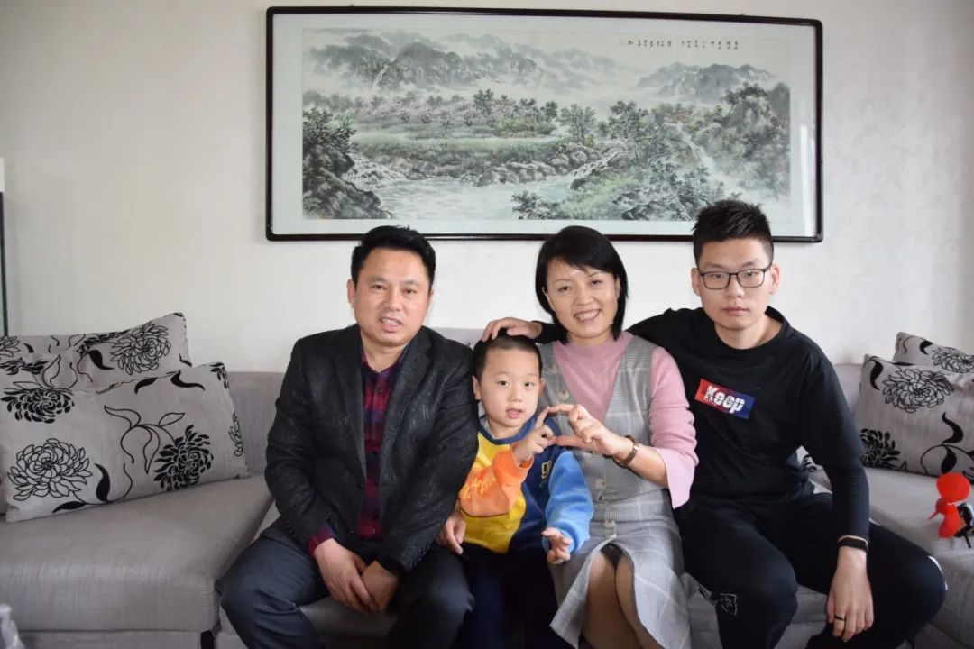 小家大爱故事汇02何小鹏家庭同心抗疫最美坚守