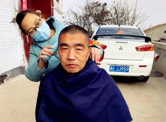 李蕊霞 皇城相府药业生产部工作人员她说:"我也知道女儿生病了,需要