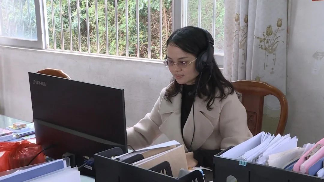 抗疫巾帼风采基层教师陈俏战疫一线用责任和担当诠释师者情怀