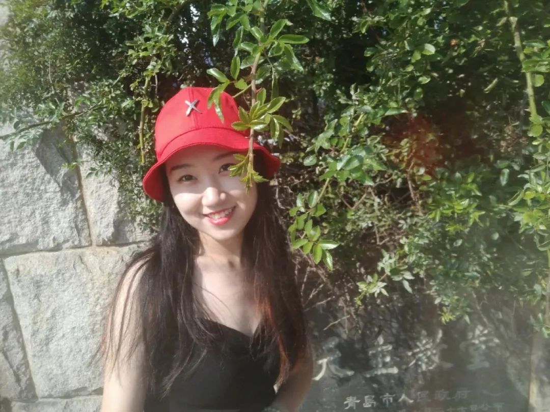 卢奕,1996年出生,现为郑州北站货检车间货检员,喜欢绘画,旅游.