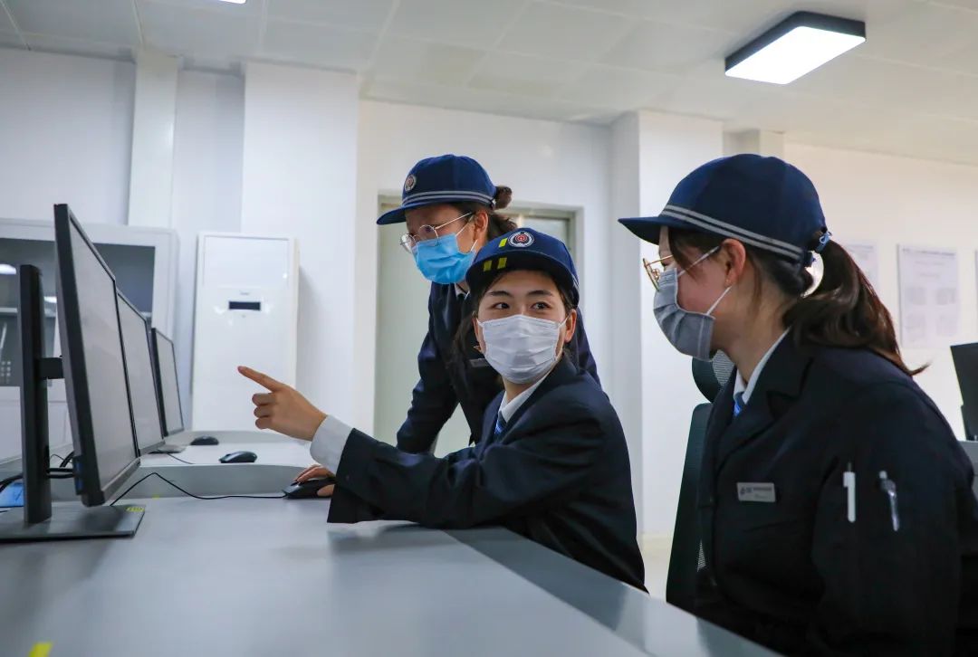 "战"疫"玫瑰绽芳华女机械师诠释着铁路人的责任担当用别样的方式坚守