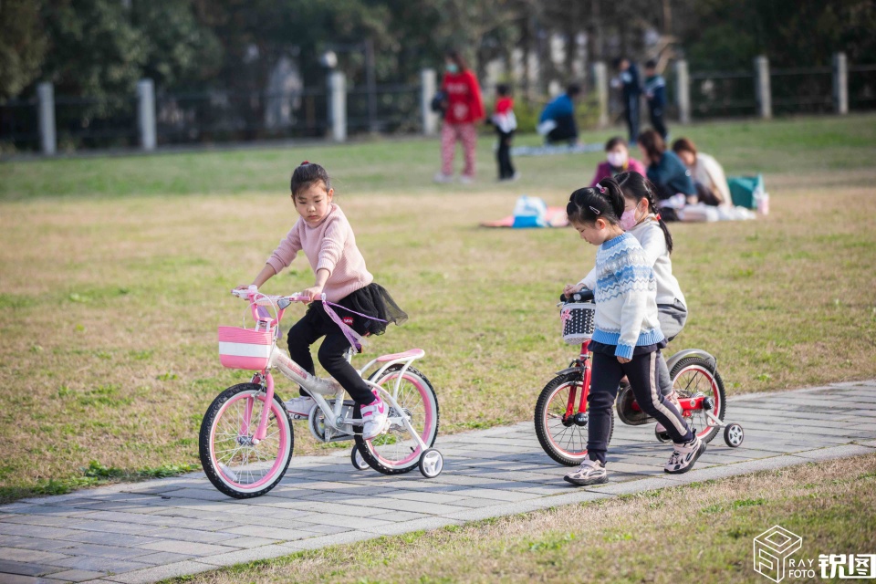 杭州满城春色,孩子们嬉戏玩闹