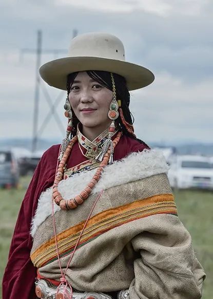 当人们赞美女性时,我想起了高原上的卓玛