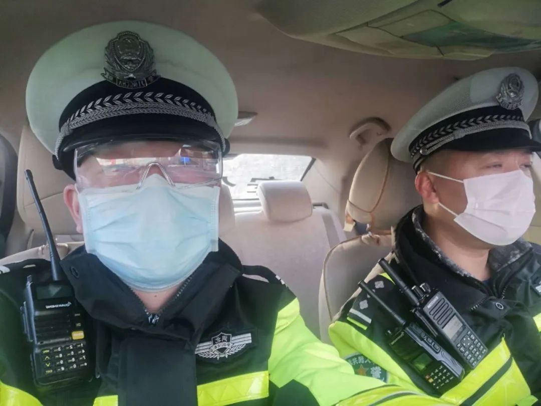 警情就是命令,民警立即发动警车,同时联系幼儿家属.