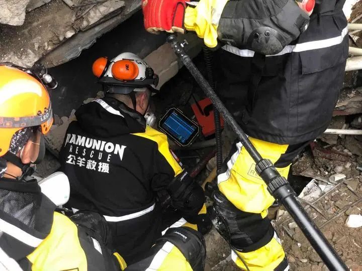 浙江公羊队连夜疾驰事故现场救援已合力救出一名女性