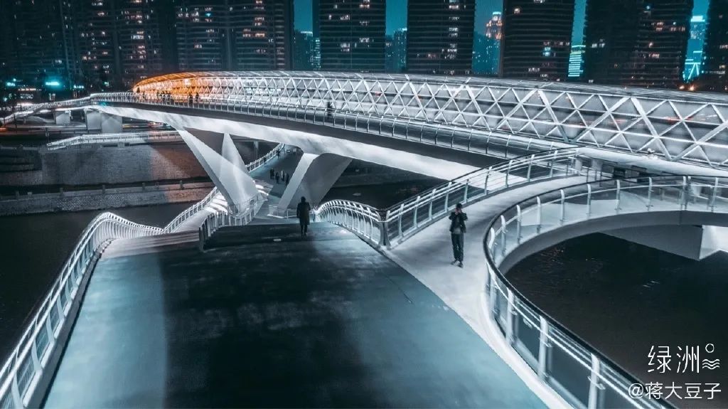 瞧一桥成都这座莫比乌斯环人行桥
