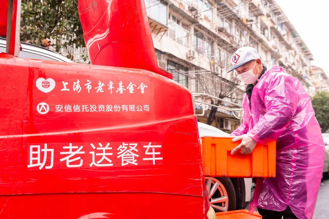 战疫进行时上门送餐送菜杨浦这里的老人不孤单