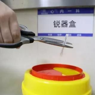 损伤性废物,在使用完后,得先将针管,针头分离,然后放在专用的锐器盒内