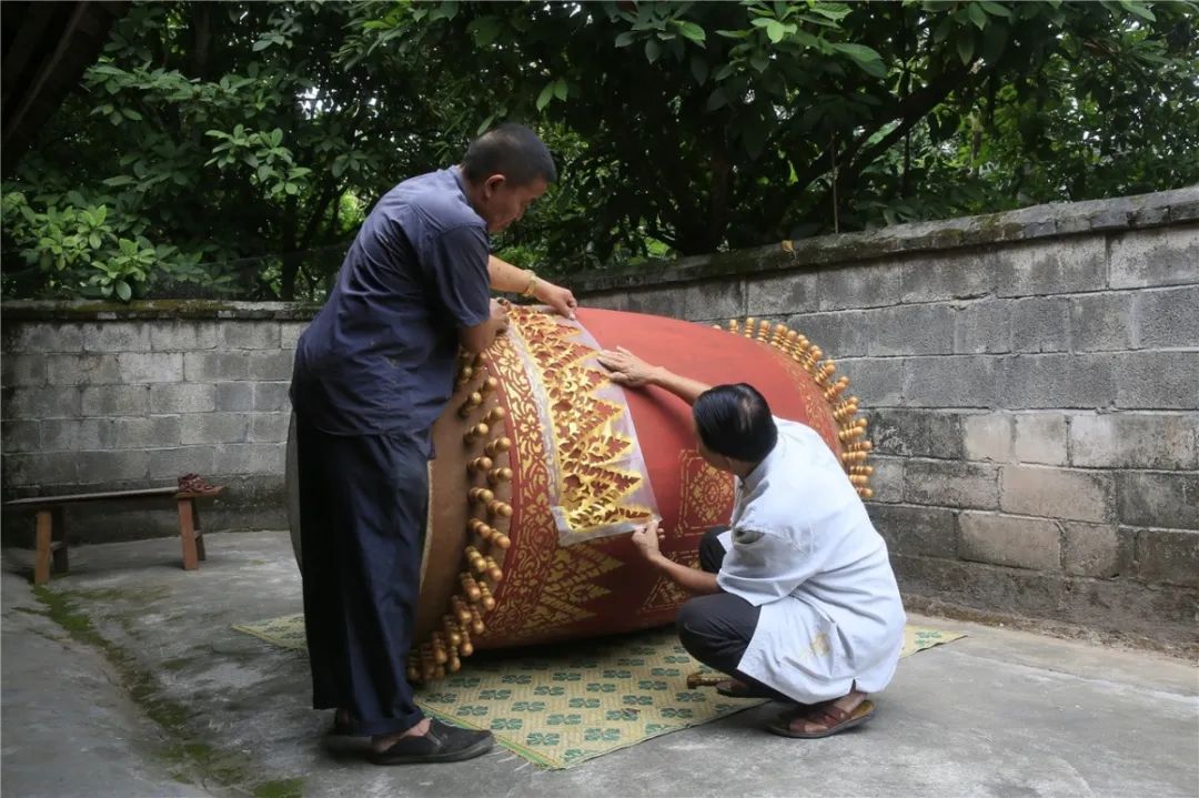 波应光和波应站给鼓身进行金水漏印图案