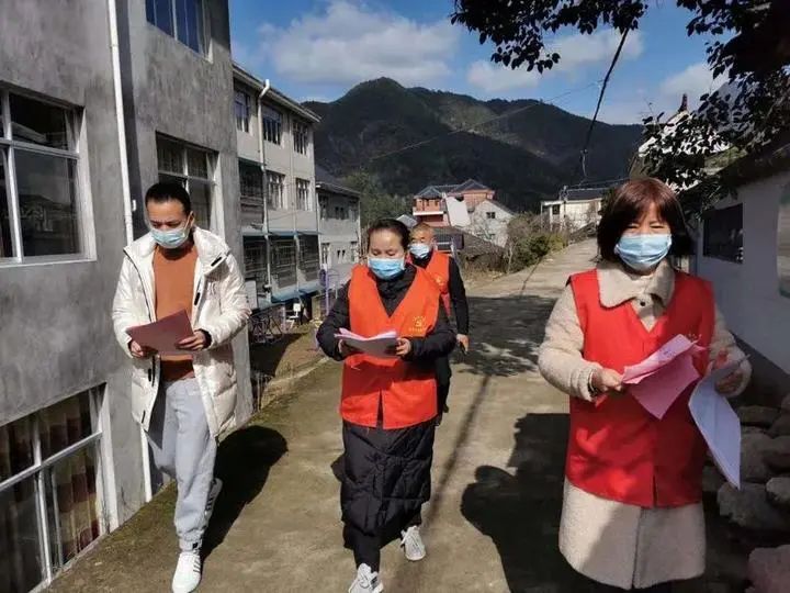 马建花是龙泉锦溪镇百里村的一名驻村干部,村民们都亲切地称她为"老马