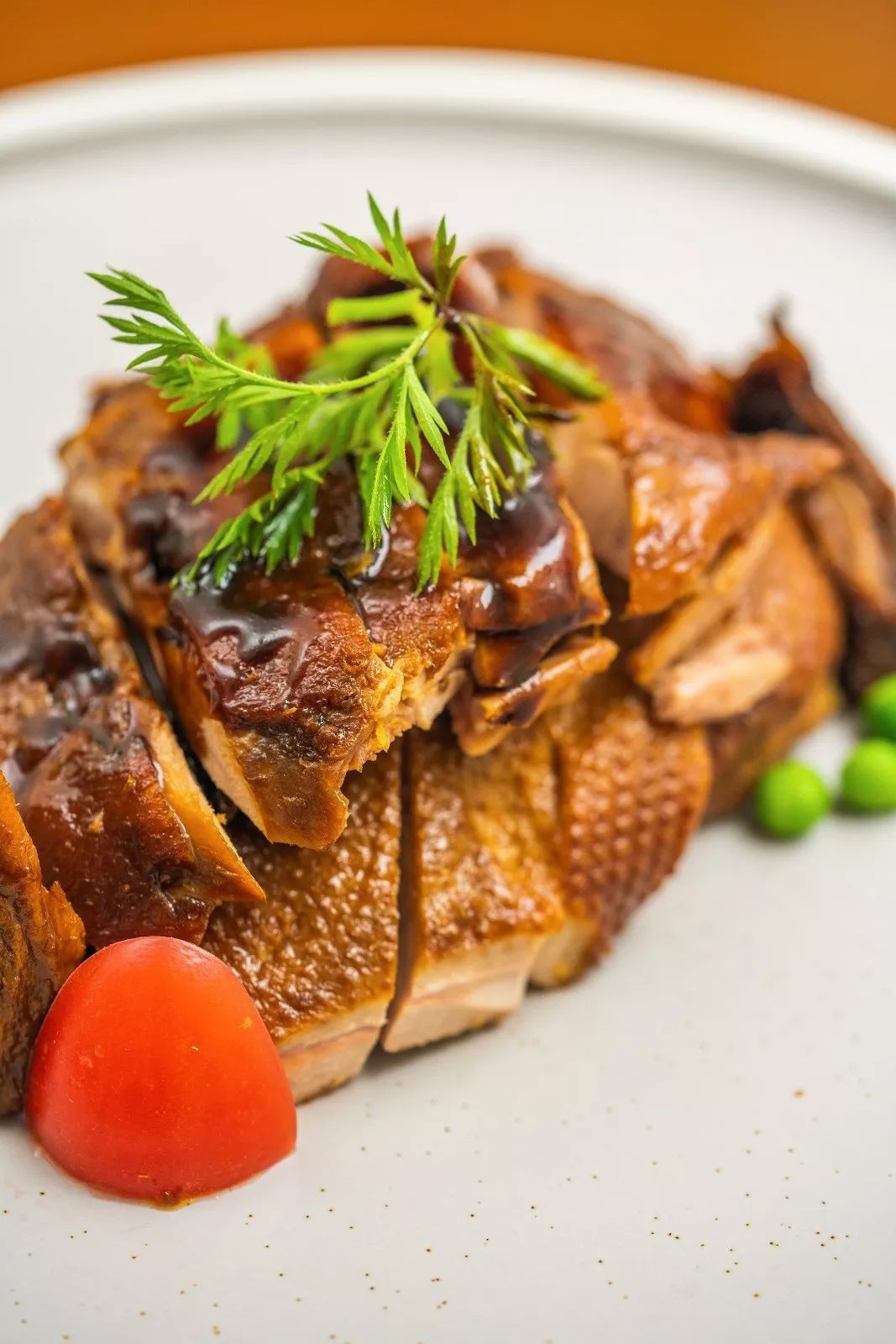 初步加工:将鹅肉清洗干净,焯水之后加入适量料酒,酱油,白砂糖,食用盐