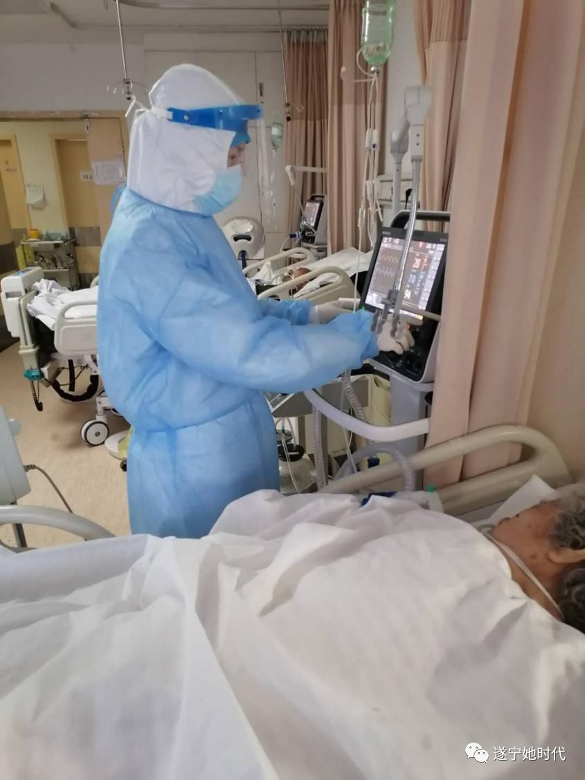身上插满了管子,但是他们都在坚持战胜病毒,每每看到有的患者解除插管