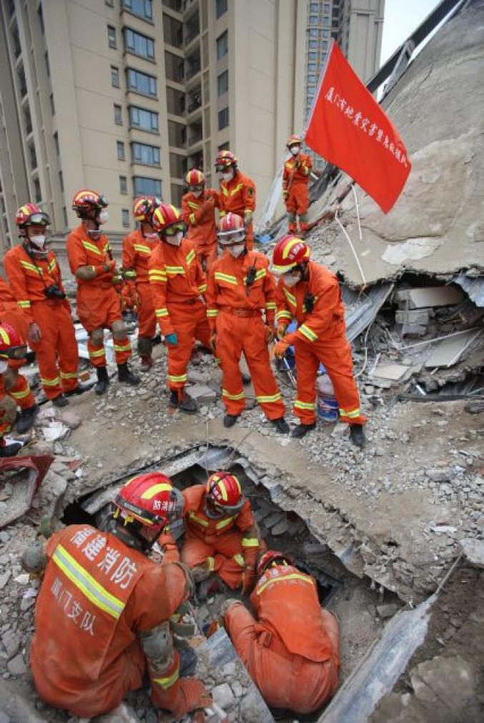 把人民生命高高举过头顶泉州市37坍塌事故消防救援综述