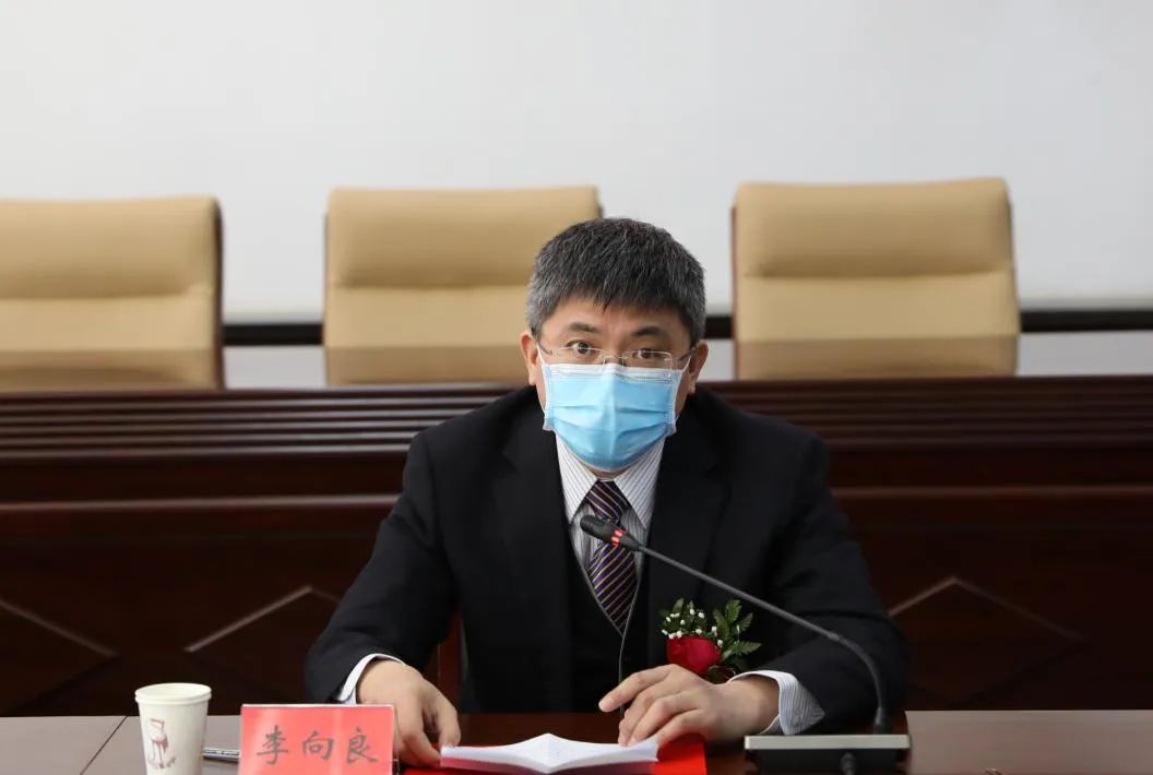 北方联合电力有限责任公司党委书记,董事长李向良介绍了项目相关情况.