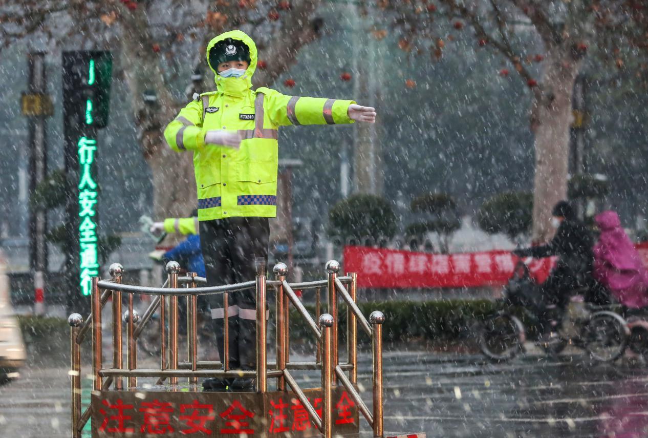 风雪下绽放的铿锵玫瑰—用影像记录女交警的感动瞬间