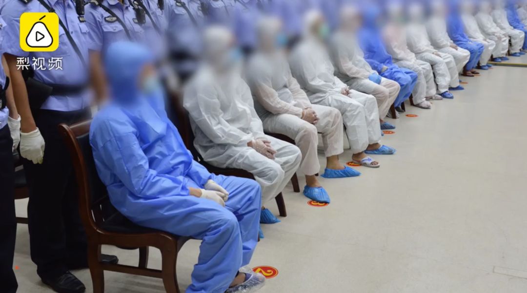 (犯罪嫌疑人穿防护服受审)因为疫情的原因,法院在审案期间为被告人