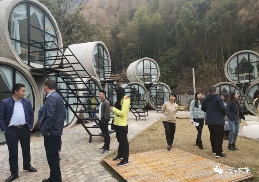 民宿小镇毗邻国家4a级景区阳明湖,坐拥百亩竹林,山泉溪水,峡谷佛瀑等