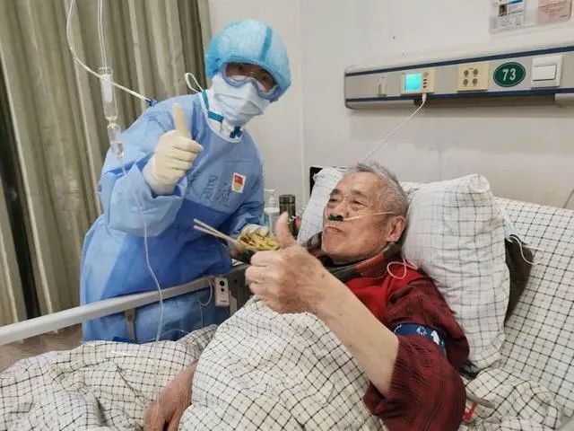 浙二最小的娃搀着98岁天文学泰斗韩天芑爷爷我带您去找春天