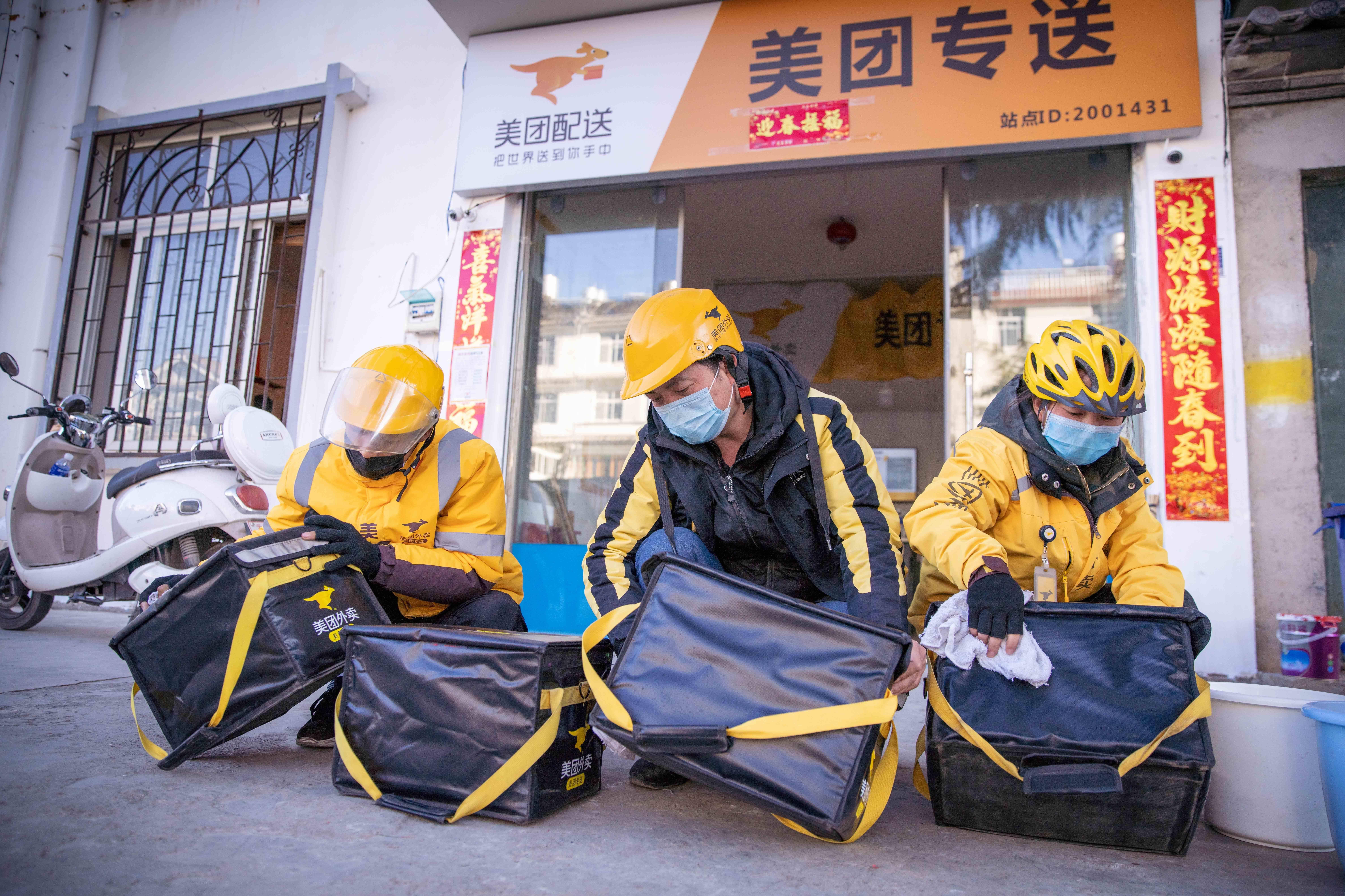 外卖小哥出发前消毒准备.图片来源:紫金山新闻