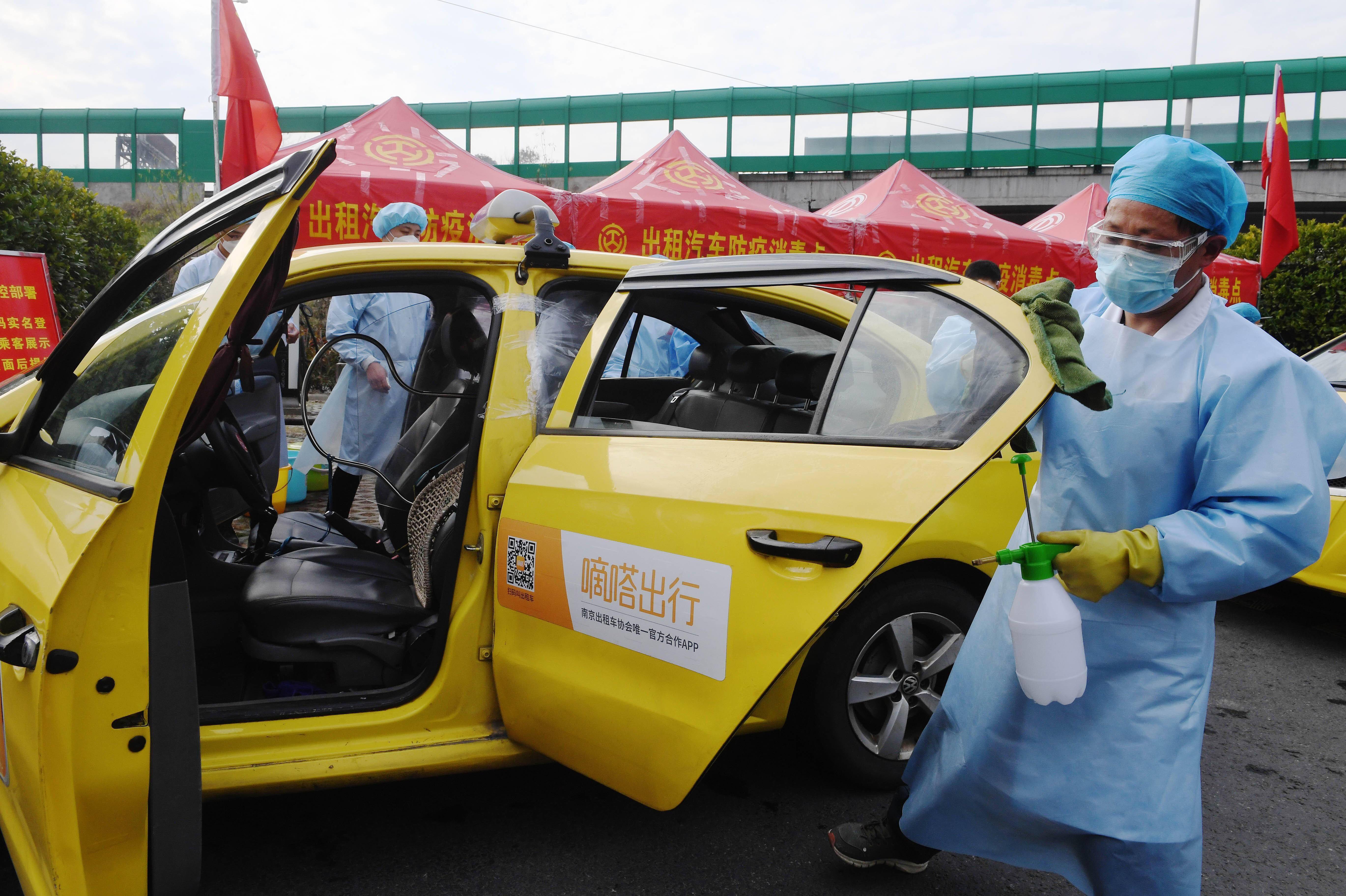 崔晓 摄公交车"日消毒""趟清扫""次通风"孙琳 摄抗"疫"大考中城市有效