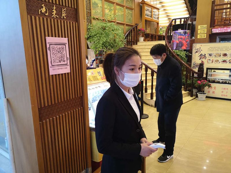 准备早餐步行街两来风店里出示彭城码,测量体温后,梁如冰距离收银台1